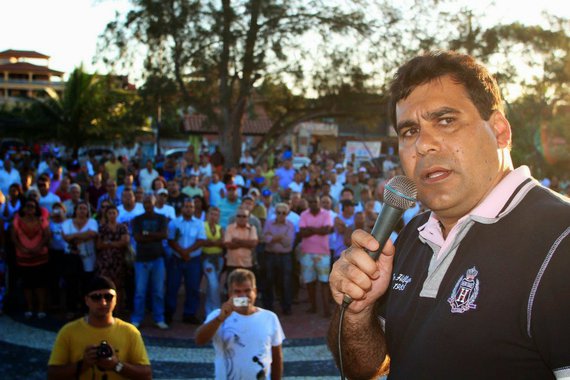 O Tribunal Regional Eleitoral do Rio de Janeiro (TRE-RJ) manteve a cassação do prefeito de Arraial do Cabo, Wanderson Cardoso de Brito, o Andinho (PMDB), e de seu vice, Reginal Mendes Leite (PT); eles são acusados de abuso de poder político, segundo o TRE, por entregar certidões do Imposto Predial e Territorial Urbano a moradores de bairros carentes, em 2012, levando-os a acreditar que estariam regularizando a posse dos imóveis em que moravam; município terá nova eleição