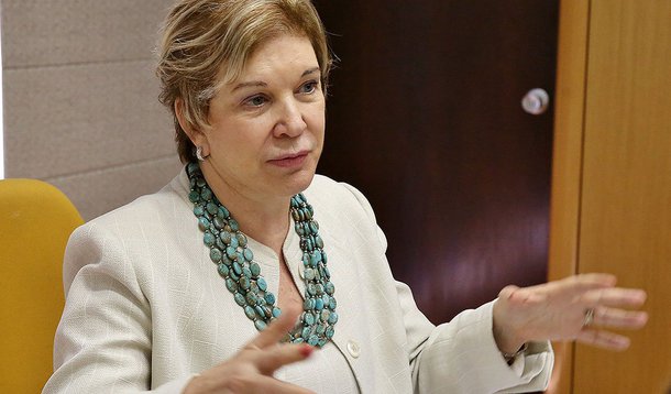 Após pedir demissão do Ministério da Cultura com carta polêmica, senadora Marta Suplicy negou que haja uma divisão entre “lulistas” e “dilmistas” no partido e afirmou que apoia o governo da presidenta Dilma Rousseff; ela disse que se demitiu porque é uma “mulher independente”: “Sempre tive isso, coragem e determinação para fazer o que eu acho que tem que ser feito”