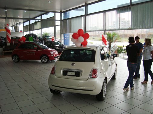 Os licenciamentos de veículos leves novos em novembro no Brasil mantiveram tendência de recuperação mensal, impulsionados por maiores vendas de carros de passeio, mas ainda seguem em queda no comparativo anual