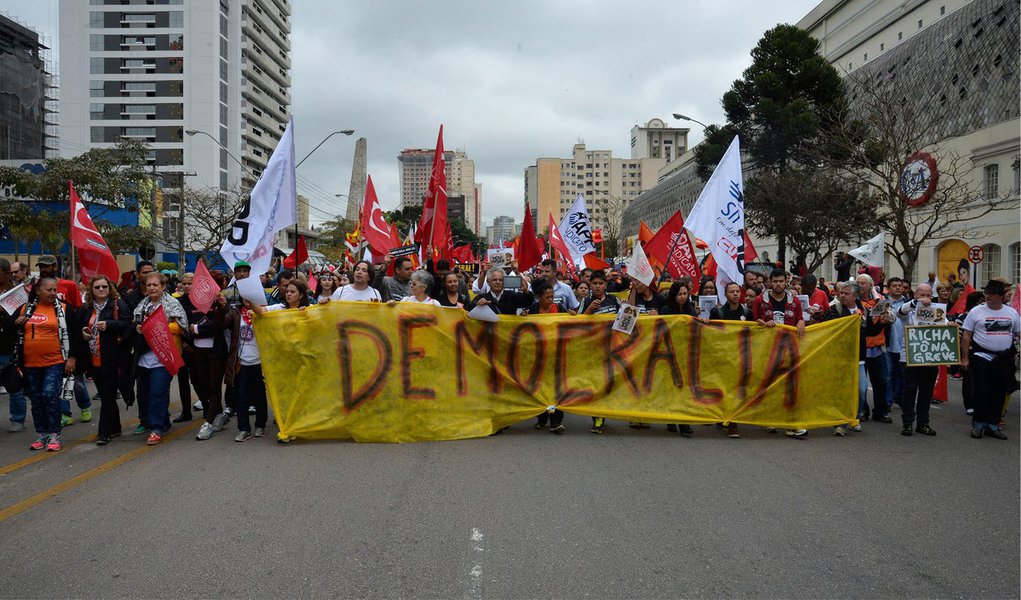 No palco do massacre realizado pela Polícia Militar que deixou 200 feridos na última quarta-feira, 29, um grupo de 15 mil professores realiza manifestação pacífica, depositando flores brancas nas grades da Assembleia Legislativa; "Onde tinha bombas, vamos colocar flores", afirmam; servidores carregavam também faixas, com frases "menos bala e mais educação" e cartazes com fotos dos deputados que apoiaram as mudanças na lei da Paraná Previdência; as águas do chafariz em frente ao Palácio Iguaçu voltaram a ser tingidas de vermelho, em representação ao sangue derramado na semana passada