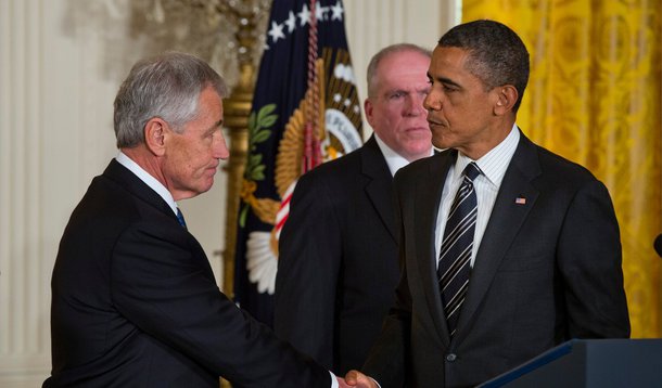 A Casa Branca informou que o presidente dos Estados Unidos, Barack Obama, e o secretário de Defesa, Chuck Hagel, "chegaram juntos" à decisão para que Hagel deixasse o cargo; Hagel pediu demissão nesta segunda-feira, a primeira grande alteração no gabinete de Obama desde a dura derrota sofrida pelos democratas nas eleições legislativas de três semanas atrás