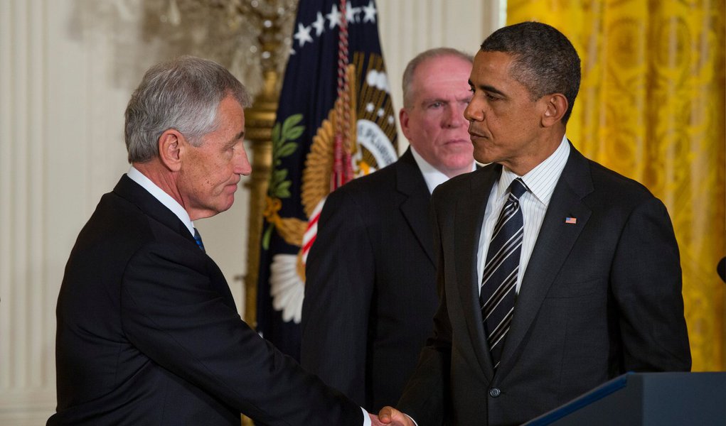 A Casa Branca informou que o presidente dos Estados Unidos, Barack Obama, e o secretário de Defesa, Chuck Hagel, "chegaram juntos" à decisão para que Hagel deixasse o cargo; Hagel pediu demissão nesta segunda-feira, a primeira grande alteração no gabinete de Obama desde a dura derrota sofrida pelos democratas nas eleições legislativas de três semanas atrás