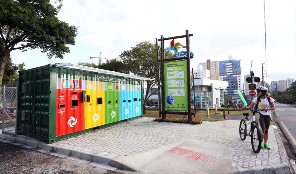 A Prefeitura de Curitiba inaugurou a primeira Estação de Sustentabilidade da cidade; localizada na esquina das ruas Flavio Dallegrave e Jovino do Rosário, na Regional Boa Vista, a estação é um local preparado para entrega voluntária de resíduos recicláveis por moradores da região; o novo modelo visa envolver os cidadãos na gestão dos resíduos sólidos, aperfeiçoar a coleta seletiva e criar mais um mecanismo de inclusão social, ao delegar a administração dos resíduos para associações de catadores