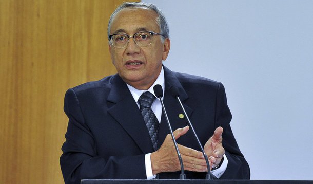 Deputado Gastão Vieira, ex-ministro do Turismo, havia mandado recado de insatisfação à direção nacional do PMDB ao receber em São Luís o candidato do PT à presidência da Câmara Federal, Arlindo Chinaglia; segundo noticiou o colunista Lauro Jardim, o peemedebista foi convidado pelo ex-ministro Ciro Gomes a comandar o novo Partido Liberal no Maranhão; Gastão teria aceitado e já comunicado aos amigos mais próximo que está de saída do PMDB