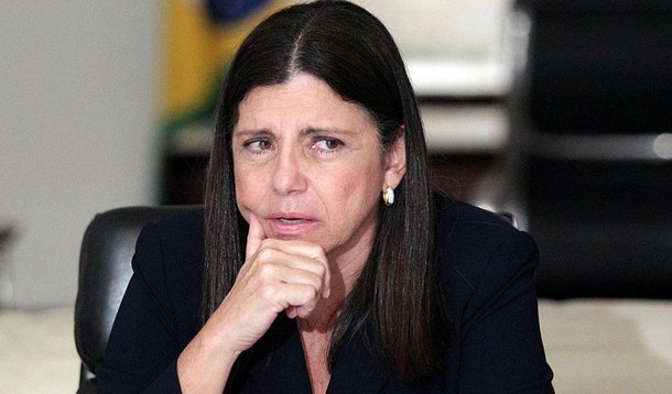 Dos R$ 15 milhões investidos com publicidade institucional em jornais pelo governo de Roseana Sarney (PMDB), R$ 10 milhões foram destinados a O Estado do Maranhão, diário de sua família, segundo o jornalista Lauro Jardim; o Jornal Pequeno, mais crítico aos governos Sarney, recebeu nos quatro anos R$ 610.667s, enquanto foram pagos R$ 1.083.368 em publicidade no mesmo período para O Imparcial