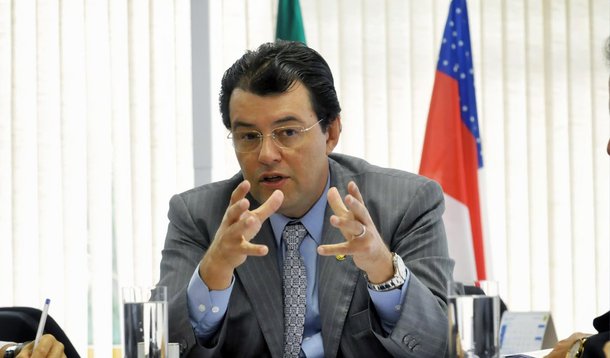 O ministro de Minas e Energia, Eduardo Braga, espera para a próxima semana uma solução para os problemas de caixa das distribuidoras de energia elétrica; ele se reuniu com a presidente Dilma Rousseff hoje (8) para tratar da questão; na reunião ficou definido o adiamento do prazo para pagamento da dívida das distribuidoras, do próximo dia 13 para 30 de janeiro; "Creio que a solução tenha que ser híbrida, com uma parte estruturante, via empréstimo, e outra parte terá que ter recursos de diversas fontes", disse o ministro