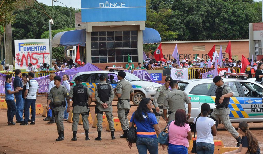 O campo da multinacional Bunge, em Luziânia (DF), no entorno de Brasília, foi ocupado por cerca de 800 mulheres ligadas a Via Campesina; "A Bunge é uma das transnacionais que representa o capital estrangeiro na agricultura e que atenta à vida de milhares de mulheres. Esse modelo não produz alimentos saudáveis, dificulta o acesso à terra das camponesas e está envenenando o povo brasileiro com o uso intensivo de agrotóxicos", diz integrante da direção nacional do MST, Lucimar Nascimento