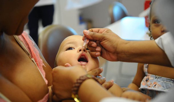 O Distrito Federal atingiu 53% das crianças com idade entre seis meses e cinco anos de idade vacinadas contra o sarampo e a paralisia infantil na campanha de 2014. A meta da Secretaria de Saúde é vacinar, pelo menos, 95% do público alvo até sexta-feira (28), quando termina a campanha de vacinação