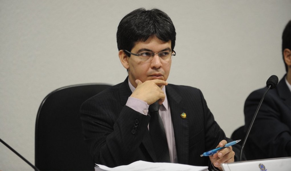 Em artigo publicado no Diário do Centro do Mundo, o senador pelo PSOL observa que a simples ideia de debater o assunto "foi atacada de modo desvairado por lideranças políticas que defendem a manutenção do status quo da mídia, posicionamento coerente com a mobilização conservadora que marcou forte presença no debate eleitoral recente"