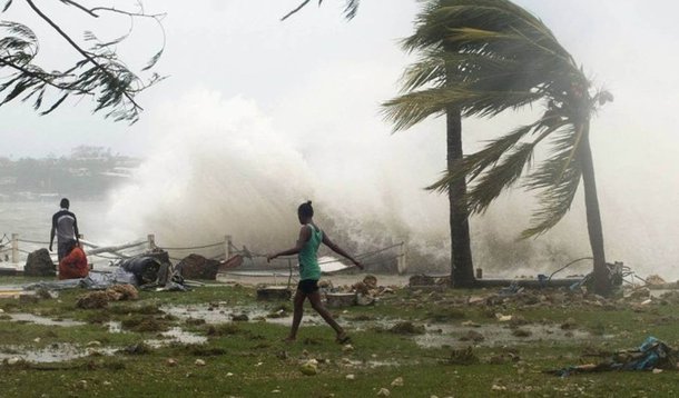 Uma das maiores tempestades da história no Oceano Pacífico devastou nessa sexta-feira, 13, a ilha de Vanuatu, país insular ao nordeste da Austrália, arrancando os telhados das casas, derrubando árvores; balanço provisório da ONU, ainda não confirmado, cita a possibilidade de 44 mortes, de acordo com a agência AFP. A Reuters cita possíveis "dezenas de mortos" de fontes ainda não oficiais; com ventos que chegaram a 340 km/h, o ciclone Pam isolou Vanuatu, que ficou praticamente sem energia elétrica e comunicação e enfrenta uma crescente possibilidade de registrar fome e sede em decorrência do desastre natural; presidente de Vanatu, Baldwin Lonsdale, pediu ajuda internacional; ele descreveu a situação como uma "calamidade"