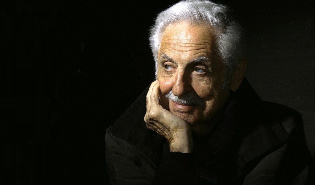 Carl Djerassi, um químico nascido na Áustria que ajudou a desenvolver a pílula anticoncepcional antes de se tornar um dramaturgo e romancista, morreu em San Francisco na sexta-feira (30), aos 91 anos; professor emérito da Universidade de Stanford, ele era líder de uma equipe de pesquisadores na Cidade do México que sintetizaram um derivado do hormônio progesterona de forma que as mulheres poderiam tomar por via oral; a descoberta, em 1951, tornou-se a base de algumas das primeiras pílulas para prevenir a gravidez