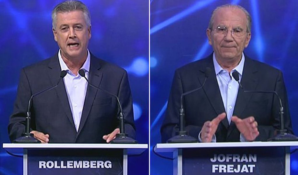 Os candidatos ao governo do Distrito Federal Rodrigo Rollemberg (PSB) e Jofran Frejat (PR) participaram na noite de ontem (9) do primeiro debate do segundo turno, promovido pela TV Band; confortável com as pesquisas de intenção de votos que o colocam em vantagem, o senador enfatizou aspectos programáticos, enquanto Frejat o comparou ao governador Agnelo Queiroz (PT) e questionou a idoneidade de Hélio "Gambiarra" como suplente do socialista no Senado