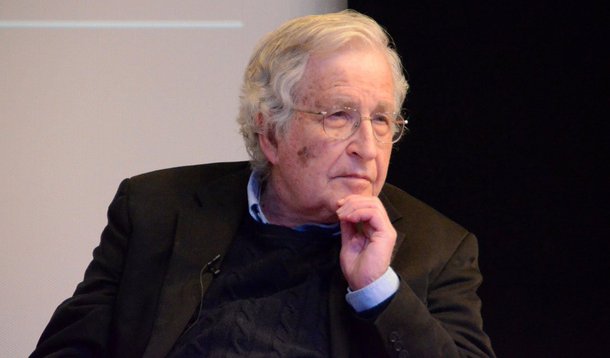 Segundo o filósofo norte-americano Noam Chomsky, “a imprensa rica, complexa e independente, do século XIX e princípios do XX, sucumbiu. Sucumbiu por duas causas: a primeira, a concentração de capitais, que significava que se investia grandes quantidades de capital na imprensa comercial privada; E a segunda, a dependência da publicidade”