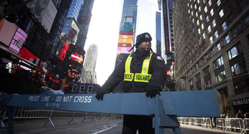 Cerca de um milhão de pessoas lotaram a Times Square em Nova York e deram boas-vindas ao novo ano com a tradicional descida da bola de cristal, sob incomum forte esquema de segurança para a principal festa de Ano Novo dos Estados Unidos