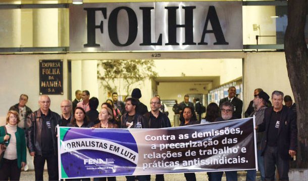Cerca de 30 jornalistas vestidos de preto se reuniram no auditório do Sindicato dos Jornalistas do Estado de São Paulo e saíram em passeata até a sede do jornal Folha de São Paulo, nesta sexta (8); a manifestação faz parte de um ato nacional contra demissões, precarização das relações de trabalho e práticas antissindicais; só no primeiro trimestre de 2015, 191 jornalistas foram demitidos na Grande São Paulo