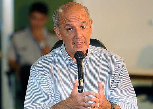 O candidato a governador do DF, José Roberto Arruda, não conseguiu reverter sua condenação por improbidade administrativa, que inviabiliza seu registro de candidatura; por 3 votos a 1, os ministros da primeira turma do tribunal rejeitaram alegação de suspeição do juiz Álvaro Ciarlini, que proferiu a sentença, e mantiveram a condenação de Arruda; TSE deve julgar outro recurso no qual Arruda contesta a decisão do tribunal, que barrou sua candidatura com base na Lei da Ficha Limpa