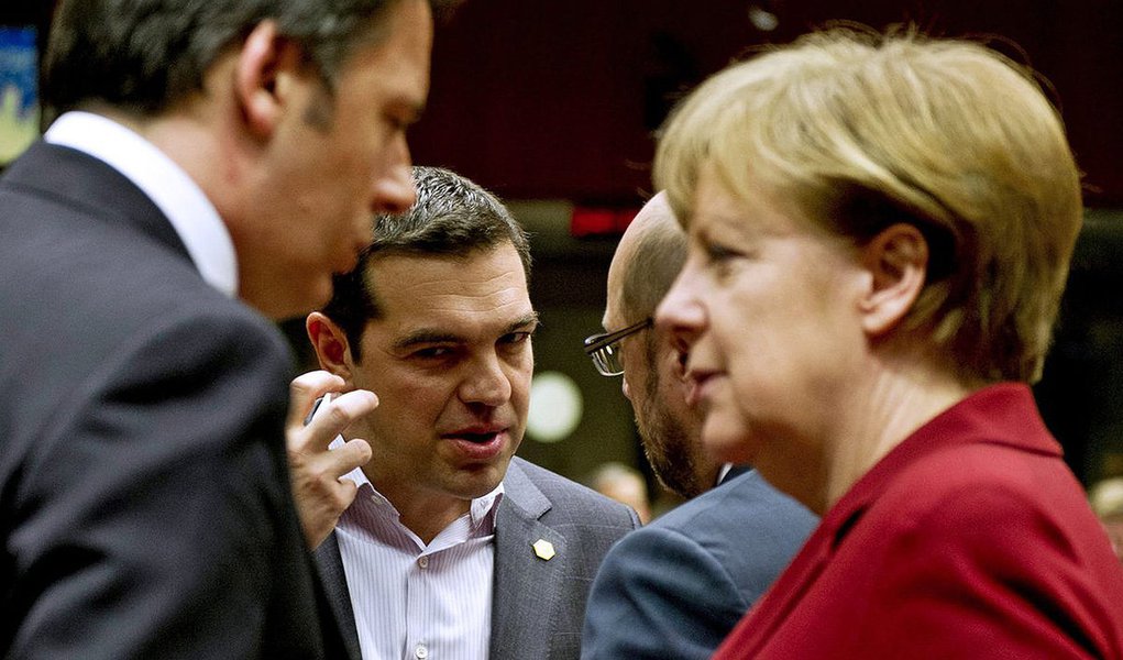 O primeiro-ministro grego, Alexis Tsipras, escreveu para a chanceler alemã, Angela Merkel, alertando que seria "impossível" para a Grécia fazer pagamentos de sua dívida pelas próximas semanas se não receber mais ajuda financeira; assessor da chanceler alemã afirmou que ela quer ouvir de Tsipras em pessoa sobre os planos de reforma que ele prometeu apresentar aos colegas da Grécia da zona do euro logo