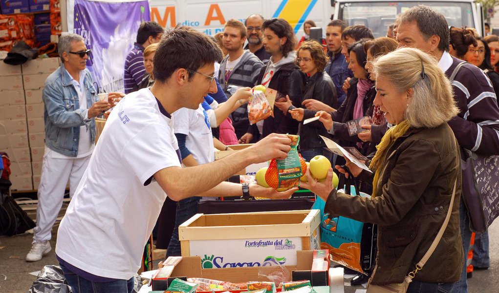 O governo enviou ao Congresso Nacional a Medida Provisória (MP) 658/14, que prorroga para julho de 2015 a entrada em vigor do marco legal das organizações da sociedade civil (Lei 13.019/14); a chamada Lei das ONGs foi sancionada em julho deste ano, com entrada em vigor prevista para 90 dias, o que aconteceria nesta semana; adiamento foi solicitado por entidades representativas do setor