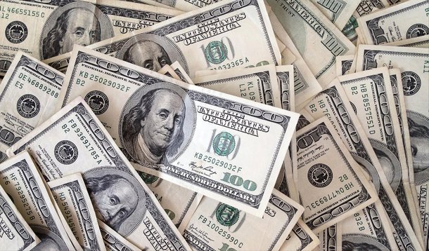 A moeda norte-americana fechou em alta de 2,31% nesta segunda-feira 11, a R$ 3,0525 na venda; segundo dados da BM&amp;FBovespa, o giro financeiro ficou em torno de 947 milhões de dólares