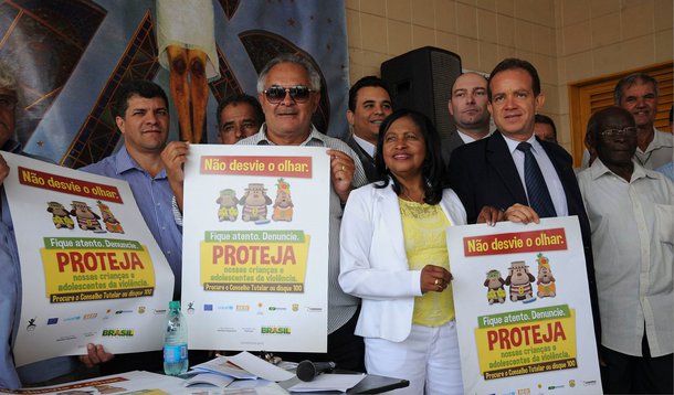 Representantes do Ministério do Turismo e do Sinpetaxi se reuniram para reafirmar parceria entre os taxistas e o governo no combate à exploração sexual infantil; o estímulo às novas ações é o volume de turistas que devem chegar ao País para os Jogos Olímpicos de 2016; de acordo com o coordenador-geral de Proteção à Infância do Ministério do Turismo, Adelino Neto, as ações serão articuladas por aqueles agentes que lidam direta ou indiretamente com os turistas