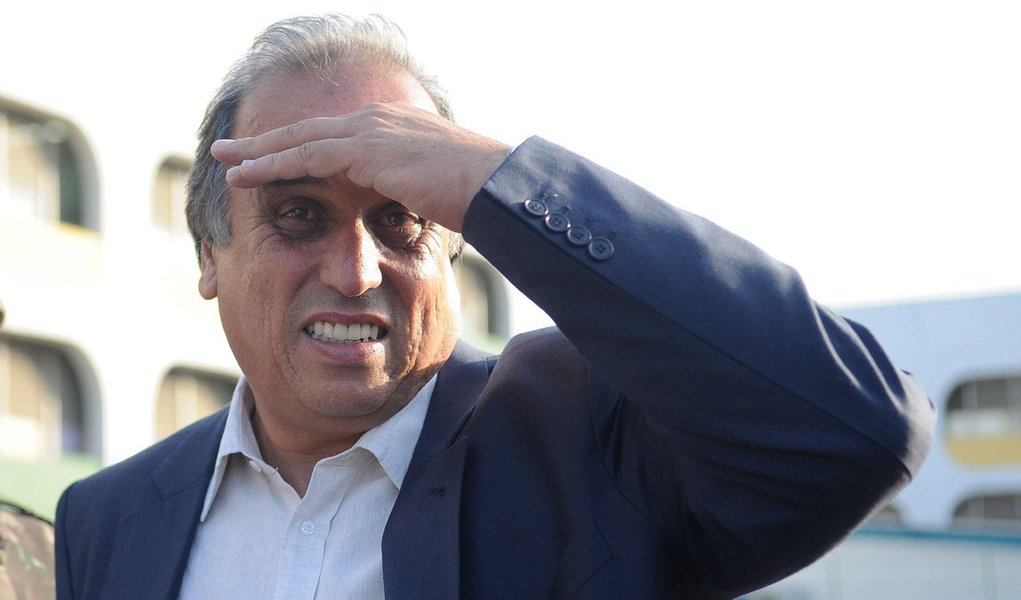 Candidato ao governo do Rio, que apoia Dilma formalmente, faz elogios a Aécio Neves; diz que uma eventual eleição do tucano não seria um "retrocesso" nem ameaça aos programas sociais, embora acredite que a petista fará um segundo mandato muito melhor; sobre o "Aezão", que prega voto nele e em Aécio, afirma que o movimento foi estimulado pelo PT na medida em que saiu da aliança dele, abrindo espaço para as entradas de PPS, DEM e PSDB, que lhe proporcionaram bons tempos na propaganda gratuita