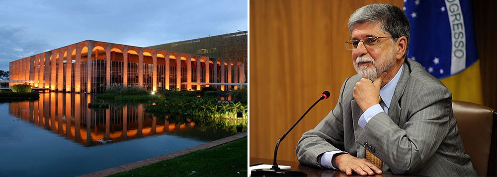 O embaixador Celso Amorim, que deixa o Ministério da Defesa para a chegada de Jaques Wagner, pode retomar o posto de chanceler; a volta seria uma compensação à redução da influência do ex-presidente Lula, mas essa aposta perdeu força nos últimos dias