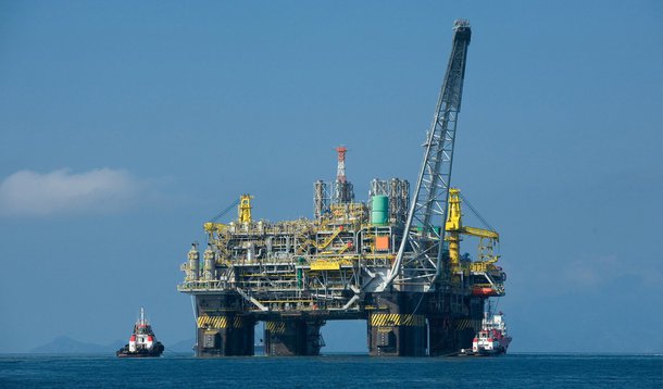 O governo federal descarta realizar uma capitalização da Petrobras neste momento, após a agência de classificação de risco Moody's ter rebaixado o rating da estatal para grau especulativo, segundo a agência de nptícias Reuters; ainda segundo fontes ouvidas pela Reuters, o governo teme a possibilidade de contágio da Petrobras sobre a nota de crédito soberana, mas que a equipe econômica tem confiança de que o rating do Brasil não será rebaixado