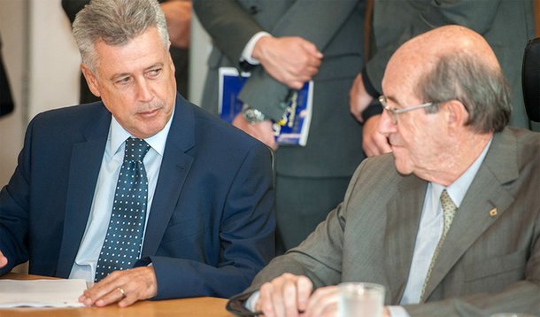 O governador eleito do Distrito Federal, Rodrigo Rollemberg (PSB), participou da reunião do colégio de líderes da Câmara Legislativa ontem (11), acompanhado pela equipe que coordena a transição de governo; os 15 distritais que participaram do encontro enfatizaram a necessidade de se valorizar o Legislativo, bem como de se assegurar autonomia à instituição; o governador eleito voltou a pedir "atenção especial" dos parlamentares às adequações orçamentárias necessárias para o início do próximo governo