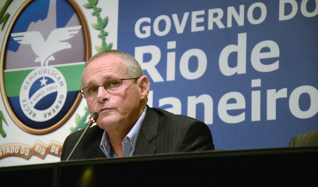 Secretário de Estado de Segurança, José Mariano Beltrame solicitou a transferência para presídios federais dos traficantes Lúcio Mauro Carneiro dos Passos, o Biscoito, de 38 anos, preso desde 2011, e Antônio Hilário Ferreira, o Rabicó, de 49 anos, detido desde 2008; Biscoito era chefe do tráfico na Mangueira e é apontado como um dos autores do homicídio do então diretor do presídio Bangu 3, o tenente-coronel José Roberto Amaral Lourenço, há seis anos; Rabicó é apontado como chefe do tráfico em São Gonçalo, Niterói e parte da Região dos Lagos