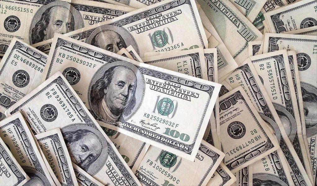 A moeda norte-americana fechou em alta de 2,31% nesta segunda-feira 11, a R$ 3,0525 na venda; segundo dados da BM&amp;FBovespa, o giro financeiro ficou em torno de 947 milhões de dólares