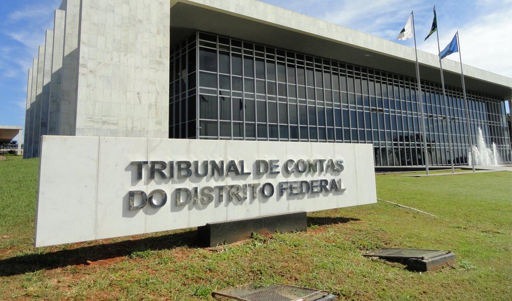 O Tribunal de Contas (TC-DF) negou medida cautelar do Ministério Público de Contas (MPC-DF); a medida cautelar pedia que o governo do Distrito Federal não alterasse a data de pagamento dos seus servidores, possibilidade levantada desde a metade de janeiro pelo governador, Rodrigo Rollemberg; apesar de negar a representação do MPC-DF, a corte votou por “alertar o GDF” sobre a legislação que determina o pagamento de seus servidores até o quinto dia útil, sob obrigação de pagar os valores atrasados com a devida correção monetária
