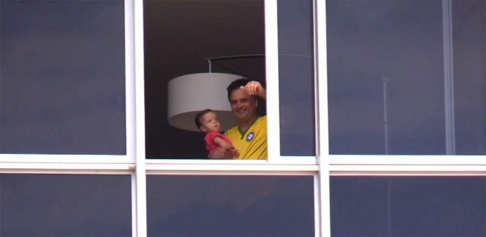 O senador Aécio Neves (PSDB), candidato derrotado pela presidente Dilma Rousseff nas eleições do ano passado, embora tenha estimulado a participação popular nos protestos deste domingo (15), não participou do ato; enquanto a manifestação contra o governo acontecia na praia de Copacabana, no Rio, o tucano foi fotografado na janela do seu apartamento, na avenida Vieira Souto, na praia de Ipanema, vestindo a camisa da seleção brasileira