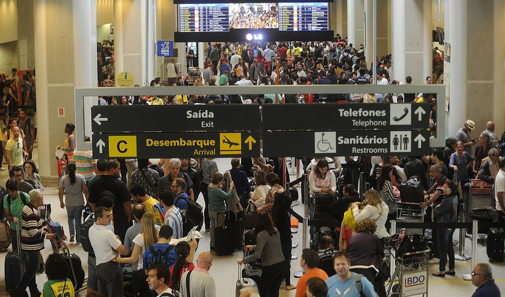 Apesar do número recorde de passageiros nos aeroportos brasileiros, entre 9 e 10 milhões, o índice de atrasos caiu nos principais aeroportos brasileiros; entre os dias 22 e 28 de dezembro, foi de 11,6%, abaixo dos 14,4% de 15 a 21 de dezembro; percentual considerado aceitável, pelo padrão internacional, é de 15%; Secretaria de Aviação Civil também pesquisou a satisfação dos passageiros: numa escala de 1 a 5, a nota média foi 3,79; mais uma derrota dos fracassomaníacos