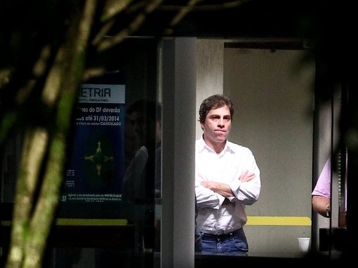  O ex-diretor do Banco Rural Vinicius Samarane foi autorizado pelo ministro do Supremo Tribunal Federal (STF), Luís Roberto Barroso, a cumprir pena no regime semiaberto; Samarane foi condenado a cumprir 8 anos e 9 meses de prisão na Ação Penal 470, mais conhecida como escândalo do mensalão