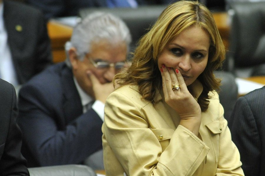 Nesta quinta-feira (11) o Tribunal Superior Eleitoral (TSE) rejeitou o recurso da candidata a deputada federal pelo PMN, mantendo sua inelegibilidade com base na Lei da Ficha Limpa, conforme a decisão do Tribunal Regional Eleitoral do Distrito Federal (TRE-DF). Jaqueline foi condenada por improbidade administrativa devido à participação no chamado Mensalão do DEM; a defesa ainda pode recorrer ao próprio TSE e ao Supremo Tribunal Federal (STF), trilhando o mesmo caminho em que José Roberto Arruda (PR) vem se aventurando, sem sucesso até o momento