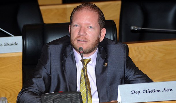 Deputado estadual Othelino Neto (PCdoB) reagiu, por meio das redes sociais, ao anúncio de confirmação do fim do projeto da refinaria Premium I, em Bacabeira, no Maranhão e afirmou que tudo não passou de um "golpe eleitoral"; segundo o parlamentar, TCU e o MPF precisam se posicionar diante da questão para esclarecer onde foram parar mais de R$ 2 bilhões gastos com o empreendimento que nunca saiu do papel e consumiu todo esse recurso dos cofres públicos; "Afinal, foram mais de R$ 2 bilhões jogados fora. Aliás, nos bolsos de alguns", disse Othelino Neto por meio de sua página no Facebook