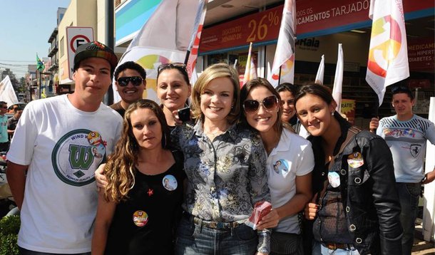 "Peço aos paranaenses: leiam a entrevista de Richa na Gazeta antes de definir voto", pediu a senadora Gleisi Hoffmann (PT), candidata ao governo do Paraná; a petista se refere à transcrição da sabatina do governador Beto Richa (PSDB), candidato à reeleição; "Mais uma vez, se mostrou surpreso ao ser questionado por situações ocorridas em seu governo. Total falta de compromisso", disse a candidata