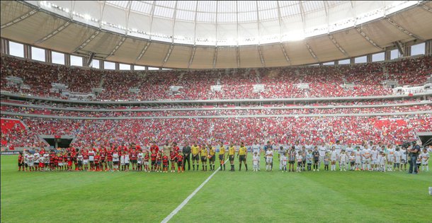 Em 2013 e 2014, nas 14 partidas da Série A do Campeonato Brasileiro disputadas no Estádio Nacional Mané Garrincha, a média de público por jogo foi 32.404 espectadores, o dobro das 15.154 pessoas que a competição nacional recebeu no mesmo período a cada partida. Um dos fatores para o sucesso nos números é que a arena tem atraído grandes clubes. Os recordes de público e renda do Brasileirão 2013 (63.501 pessoas e R$ 6,9 milhões), conquistados pelo Mané, ocorreram na partida entre Santos e Flamengo em 26 de maio de 2013, e ainda não foram batidos