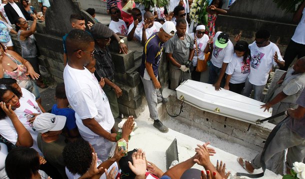 Pelo menos 52 pessoas foram atingidas por balas perdidas na Região Metropolitana do Rio desde o início do ano; há registro de um caso a cada dois dias, em média; a história mais recente foi a da menina de sete anos Vitória; ela está internada em estado grave depois de ser atingida por um tiro na barriga; Delegacia de Polícia Civil de Ricardo de Albuquerque (31ª DP), na zona norte da capital, vai ouvir os parentes da menina 
 