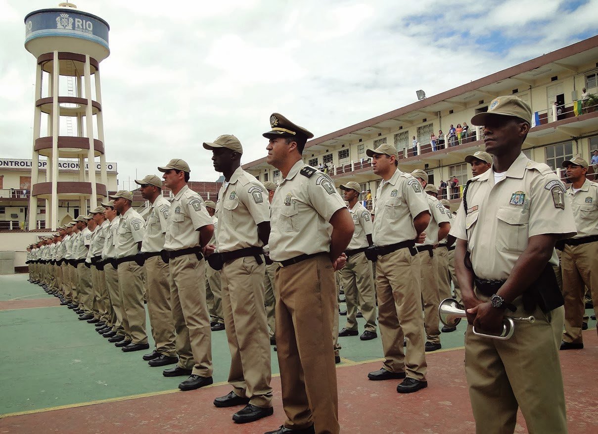 A Guarda Municipal do Rio de Janeiro informou que já iniciou processo administrativo para expulsar Fernando Perpétua da Cunha, um dos agentes que participaram de um confronto com camelôs no centro do Rio; armado com uma pistola calibre 380, ele atirou em duas pessoas e foi autuado em flagrante por tentativa de homicídio, porte ilegal de arma e disparo de arma de fogo