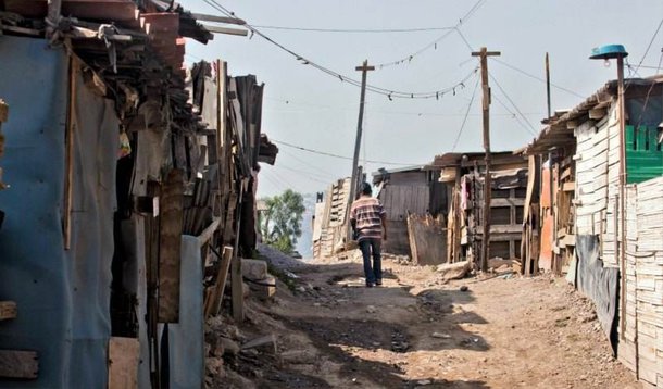 Linha de extrema pobreza também caiu (61,1%); segundo pesquisa do Dieese e da Sedest, em 2010, 1,8% dos habitantes tinham renda per capita de até R$ 70; em 2013, esse percentual caiu para 0,7%; GDF atribui resultado às políticas sociais dos governos local e federal ao longo dos últimos três anos; segundo a Sedest, a redução ocorreu a partir da implementação do programa DF Sem Miséria