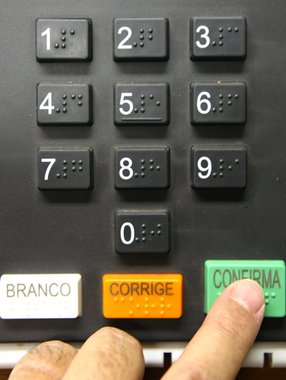 Para a votação no 1º turno das Eleições 2014, em 5 de outubro, cerca de 5,8 mil eleitores de outras unidades da federação deverão votar para presidente da República no Distrito Federal. Segundo dados do Tribunal Regional Eleitoral (TRE-DF), os mineiros são a maioria (17,3%), seguidos pelos paulistas (13,4%), cariocas (11,2%) e baianos (8,6%)