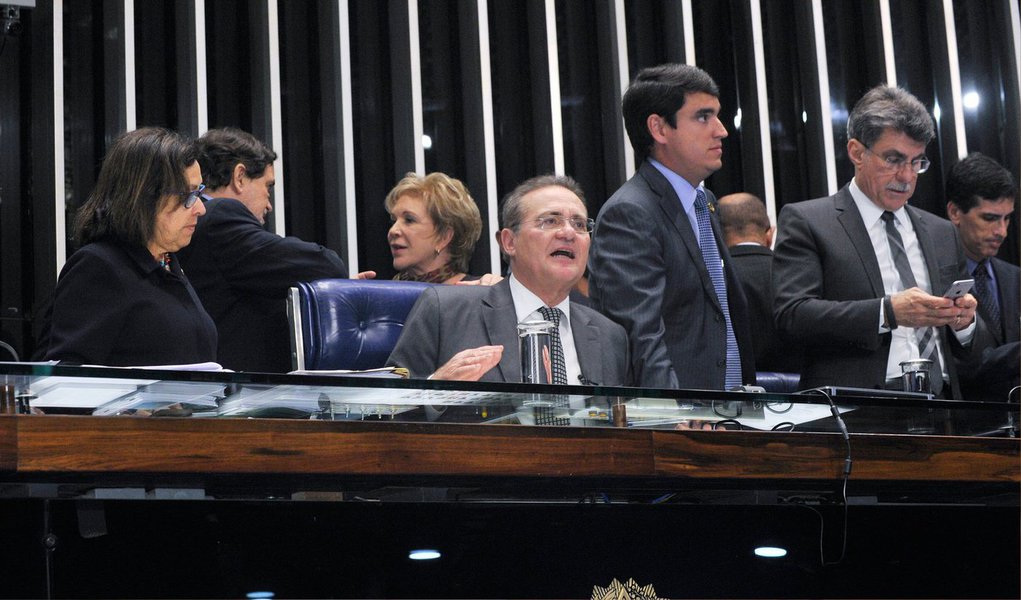 O presidente do Senado, Renan Calheiros (PMDB-AL), leu  nesta terça (28), no plenário da Casa, o requerimento de criação da comissão parlamentar de inquérito que irá investigar as denúncias de corrupção no Conselho Administrativo de Recursos Federais (Carf), que é foco da operação Zelotes, da Polícia Federal; o requerimento recebeu 43 assinaturas de senadores, muito acima do mínimo necessário de 27 apoiamentos para ser instalada