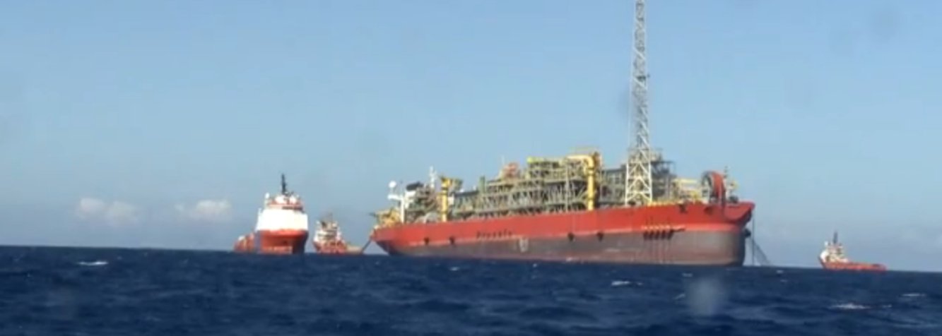 O Ministério do Trabalho e Emprego (MTE) concluiu nesta sexta (20) os trabalhos de campo sobre a explosão no navio-plataforma FPSO Cidade de São Mateus, que aconteceu no dia 11 de fevereiro; os auditores responsáveis pelo trabalho elaboraram uma lista de exigências a serem cumpridas como condição para que a plataforma volte a funcionar; as buscas pelos três funcionários que permanecem desaparecidos depois da explosão podem continuar, desde que não ofereçam riscos aos envolvidos