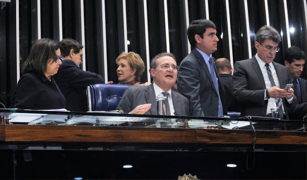 O presidente do Senado, Renan Calheiros (PMDB-AL), leu  nesta terça (28), no plenário da Casa, o requerimento de criação da comissão parlamentar de inquérito que irá investigar as denúncias de corrupção no Conselho Administrativo de Recursos Federais (Carf), que é foco da operação Zelotes, da Polícia Federal; o requerimento recebeu 43 assinaturas de senadores, muito acima do mínimo necessário de 27 apoiamentos para ser instalada
