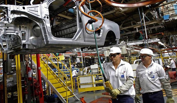 Analistas do mercado financeiro preveem retração da atividade econômica mais forte do que antes para este ano, de queda de 0,78% para recuo de 1%; foi elevada, ainda, a previsão da taxa básica de juros da economia, a Selic, de 13% que vinha se sustentando há semanas para 13,25% ao ano no final de 2015