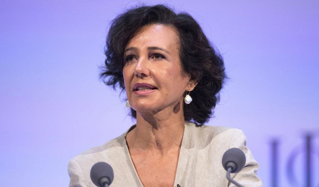 De acordo com o banco espanhol, a filha do ex-presidente da instituição, Emilio Botín, é a melhor escolha para liderar a companhia; decisão de torná-la presidente foi aprovada por unanimidade pelo Conselho