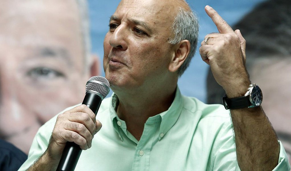 Favorito na disputa pelo Governo do Distrito Federal, o ex-governador José Roberto Arruda, do PR, anunciou neste sábado, 13, em entrevista coletiva, a desistência de sua candidatura; com o registro barrado pela Justiça Eleitoral com base na Lei da Ficha Limpa, Arruda questionou a aplicação da lei; "A pergunta que se faz é se as leis são iguais para todos ou se mudam de acordo com a cara do freguês"; condenado por improbidade e conhecido por participar do chamado Mensalão do DEM, Arruda será substituído pelo vice na chapa, Jofran Frejat (PR); mulher do ex-governador, Flávia Peres (PR), foi escolhida a nova vice
