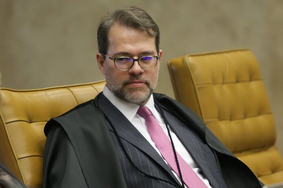 "A presidência determinou o arquivamento por inépcia da petição", informou o senador Valdir Raupp (PMDB-RO), que presidia os trabalhos; denúncia era do procurador da Fazenda Nacional Matheus Faria Carneiro, que argumentou que o ministro teria incorrido em crime de responsabilidade ao participar de julgamentos em que deveria ter declarado suspeição