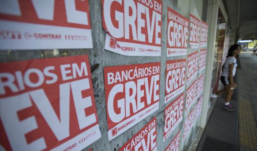 Agências bancárias de todo o país amanheceram em greve por tempo indeterminado, após decisão tomada em assembleias feitas pelos sindicatos da categoria; os sindicalistas rejeitaram a proposta realizada pela Federação Nacional dos Bancos (Fenaban), que prevê aumento de 7,35% nos salários; no Rio, funcionários fizeram piquetes, impedindo a entrada de funcionários nos bancos, com o objetivo de conseguir adesão à greve